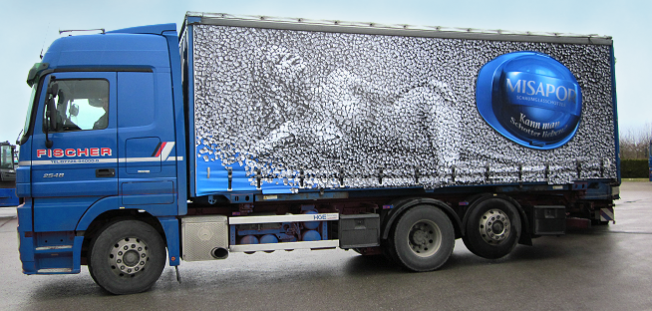 Misapor – LKW Werbemittel – Frau und Schaumglasschotter LKW Werbemittel – Misapor – Frau im Schaumglasschotter